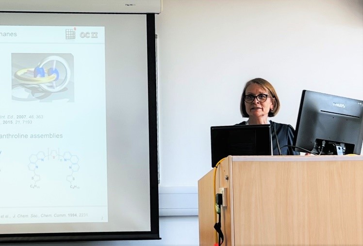 Dr. Sylvia Schmid während ihres Vortrags mit dem Titel „Copper-templated formation of dihelical oligothiophene-bis-phenanthroline assemblies“.