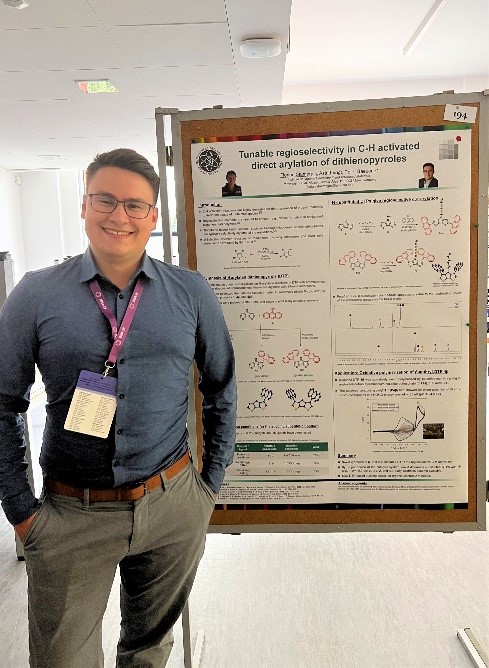 PhD student Florian Stümpges at his poster with the title „Tunable regioselectivity in C-H activated direct arylation of dithienopyrroles“