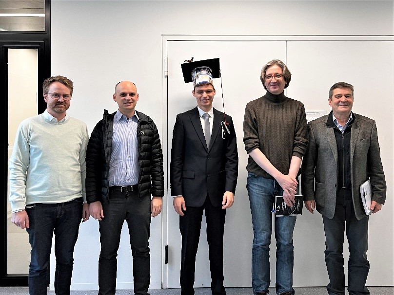 Matthias Spohn (Mitte) umrahmt von der Prüfungskommission (v.l.n.r.: Prof. A. Kühne, Prof. M. von Delius, Prof. F. Jelezko und Doktorvater Prof. P. Bäuerle