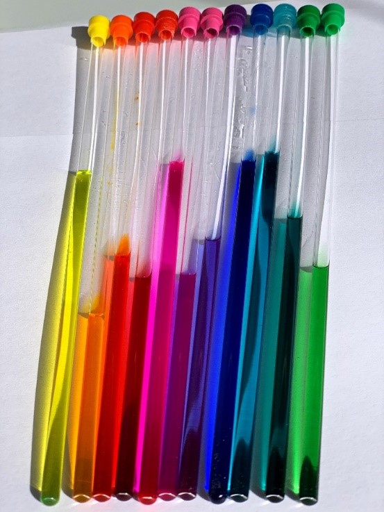 NMR-Röhrchen mit Lösungen verschiedener Farbstoffe 