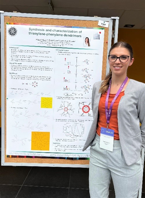 Doktorandin Tamara Kolarevic an ihrem Poster „Synthesis and characterization of thienylene-phenylene dendrimers“
