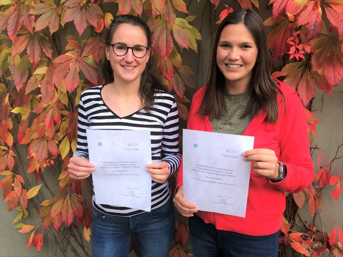 Teresa Kraus (on the left) and Anna Aubele (on the right) with their certificates of the Dr. Barbara Mez-Starck-Foundation. 