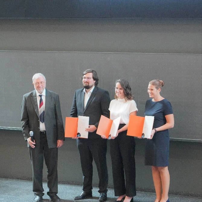Übergabe der Urkunden im Rahmen der Festveranstaltung von Dr. Jürgen Vogt (links) an Daniel Stottmeister (Mitte links), Teresa Kraus (Mitte rechts) und Anna Aubele (rechts).