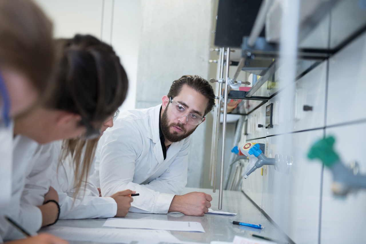 Assistent im Schülerlabor