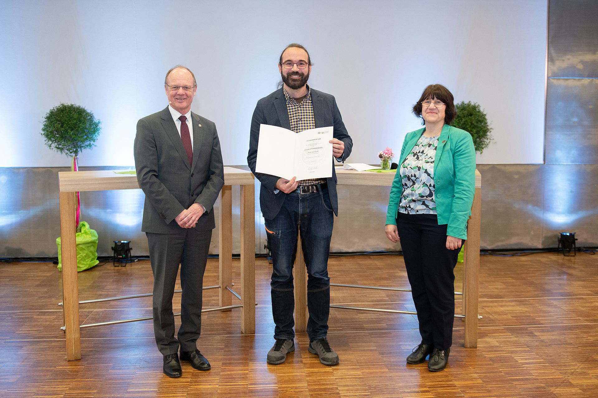 Prof. Walter Karlen (Mitte) erhält beim Dies academicus 2025 den Lehrpreis der Uni Ulm 