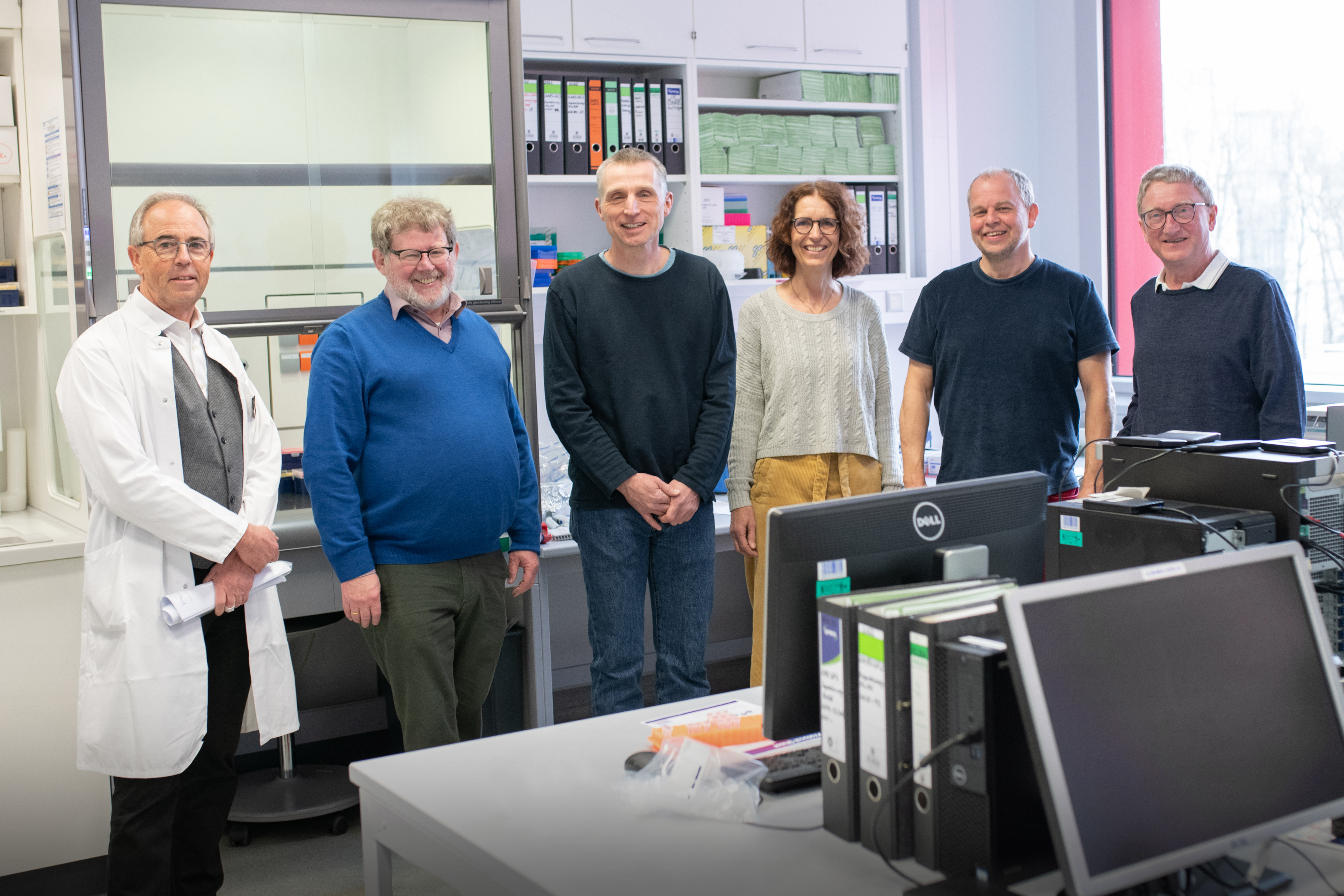 Gruppenbild von Forschenden des Instituts für Transfusionsmedizin und der Ulmer Klinik für Kinder- und Jugendmedizin