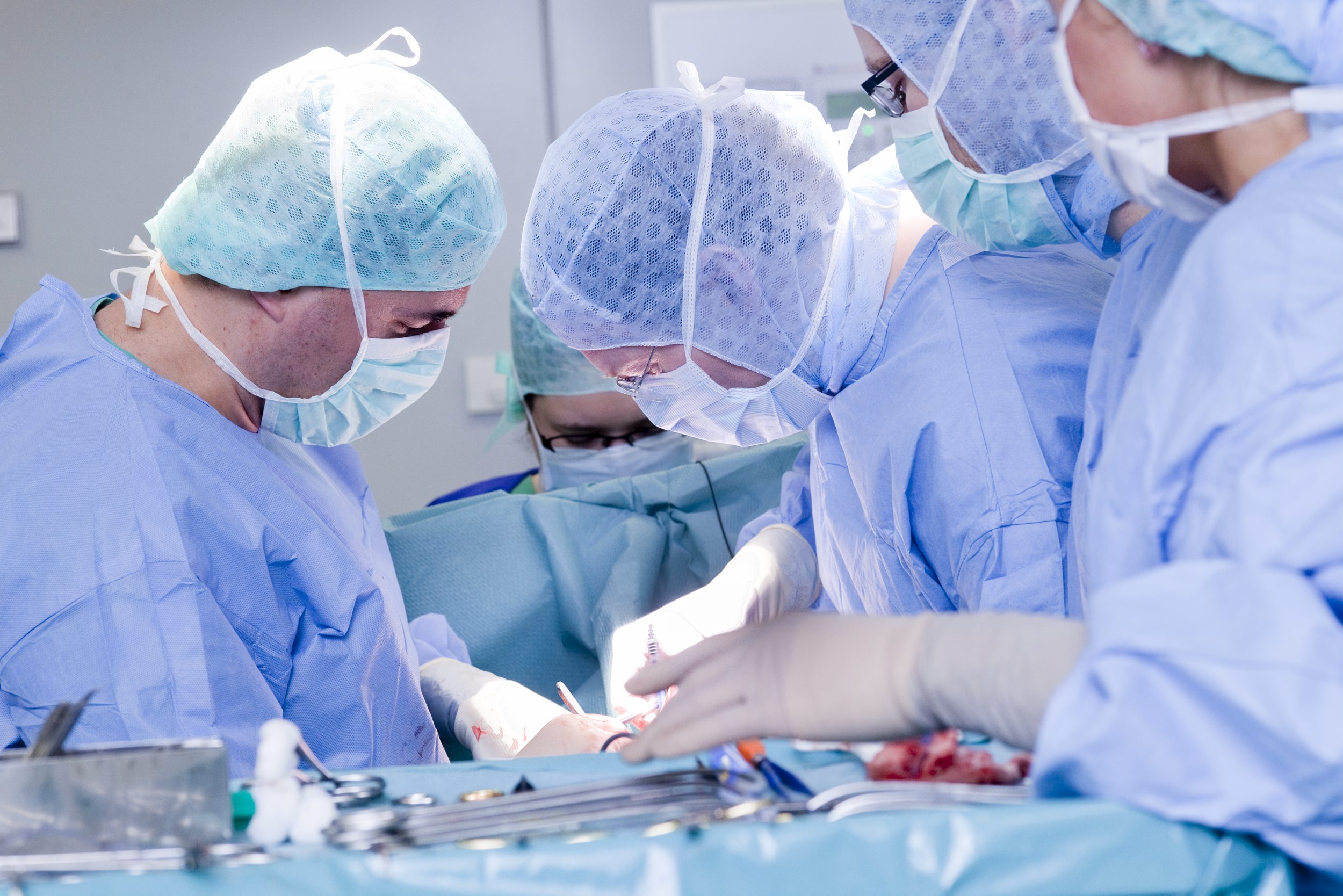 Personen im OP-Mantel bei einem operativen Eingriff