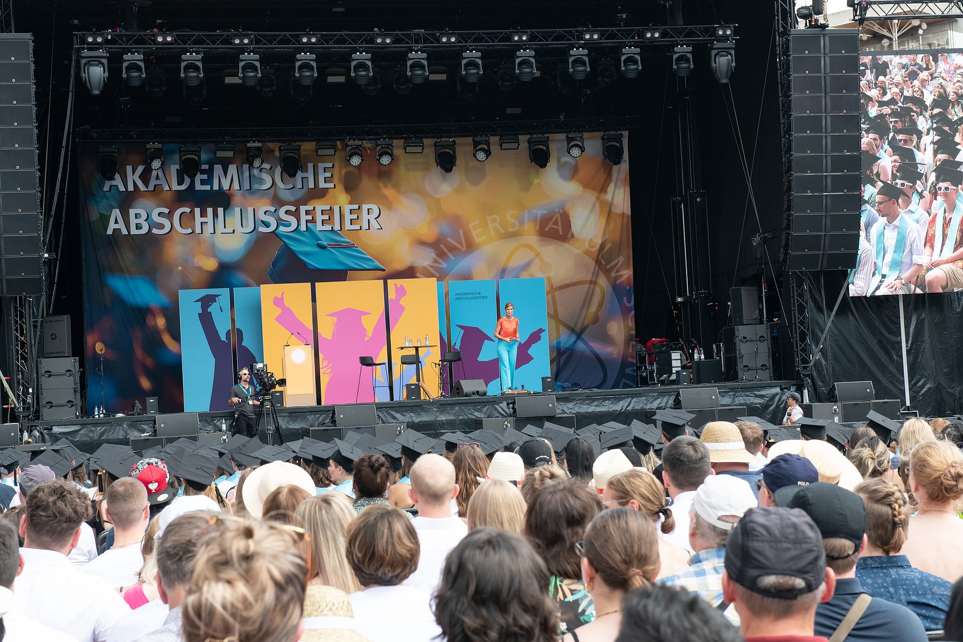 Blick aus dem Publikum, welches die Bühne der Akademischen Abschlussfeier zeigt