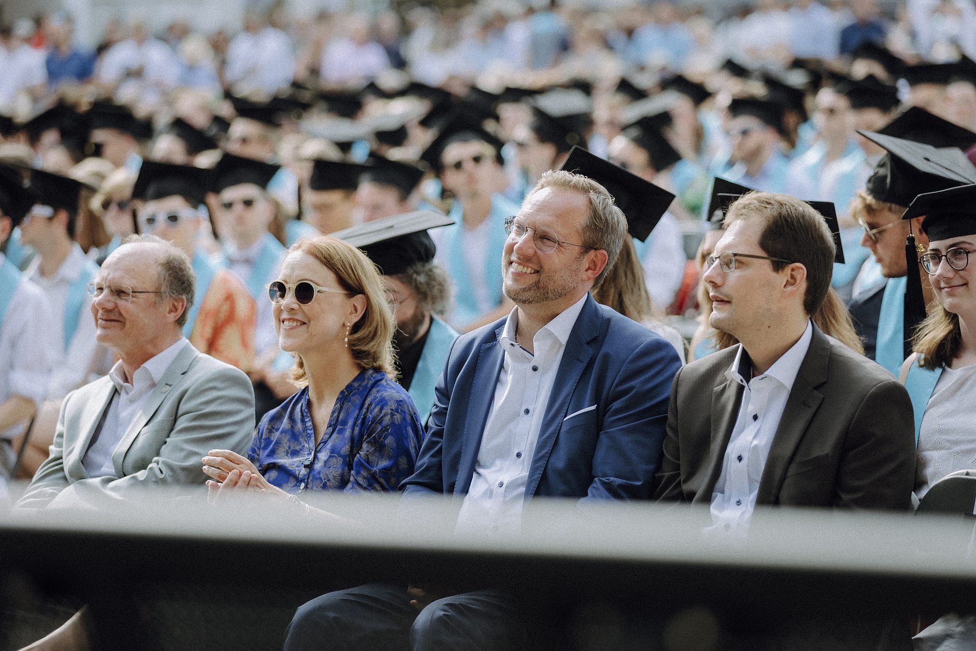 Erste Reihe des Publikums der Akademischen Abschlussfeier der Uni Ulm