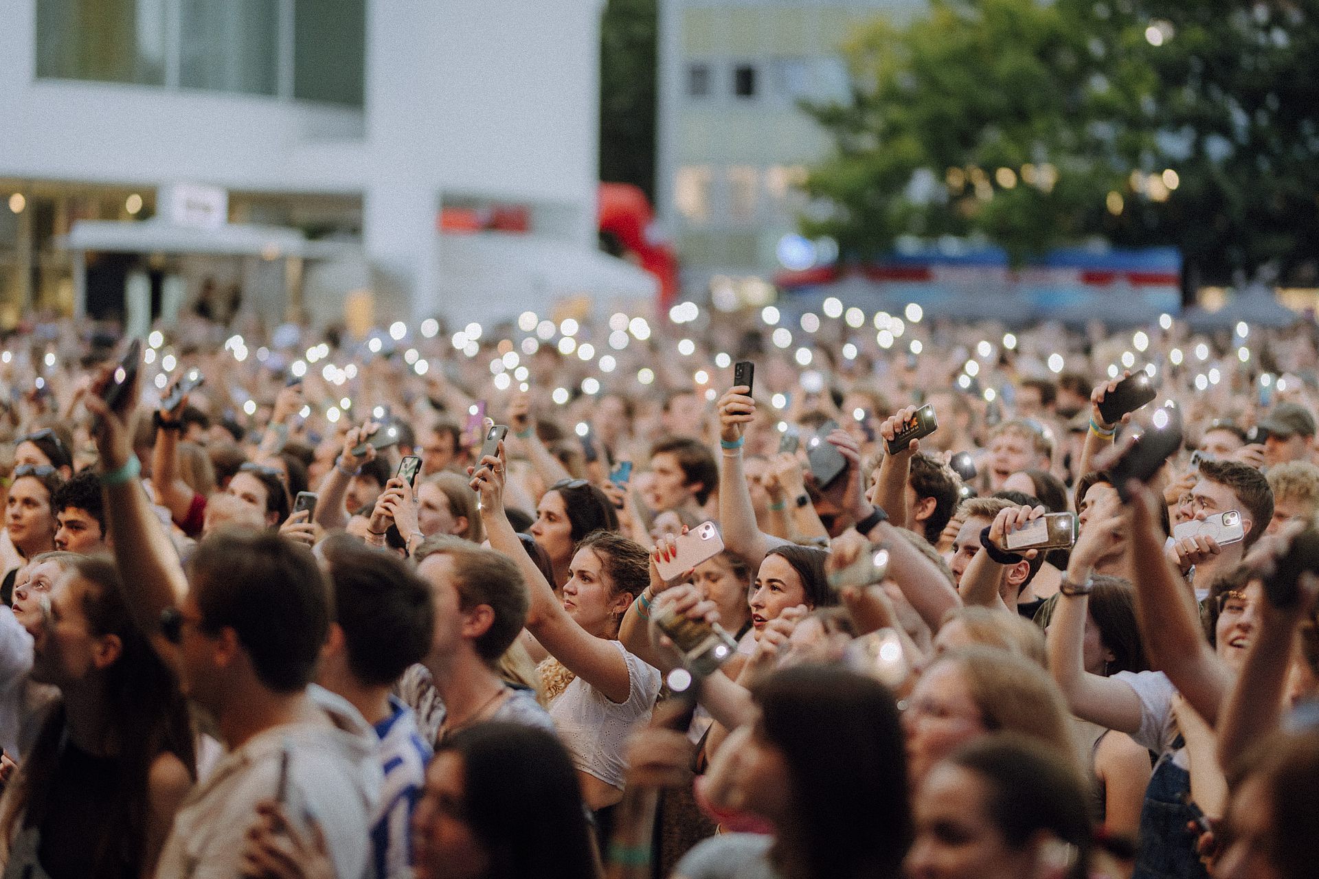 Publikum der »Schwör mal!«-Party; viele von ihnen halten ihr Handy als Licht hoch