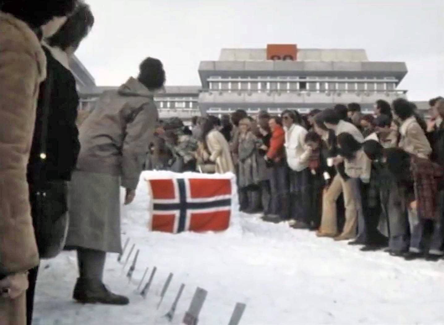 Skisprung-Rampe mit norwegischer Flagge