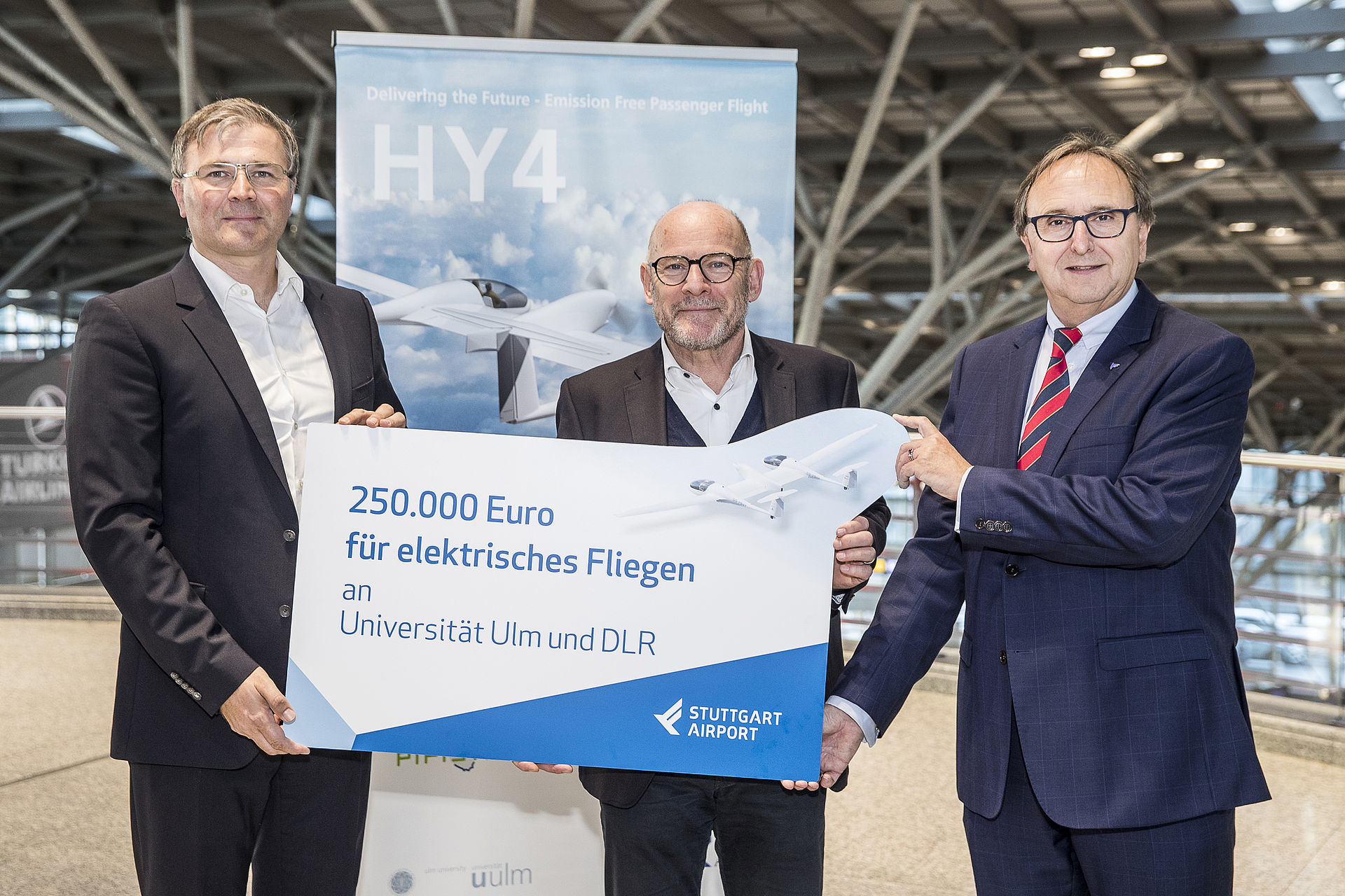 Prof. Josef Kallo mit Verkehrsminister Winfried Hermann und Flughafenchef Walter Schoefer