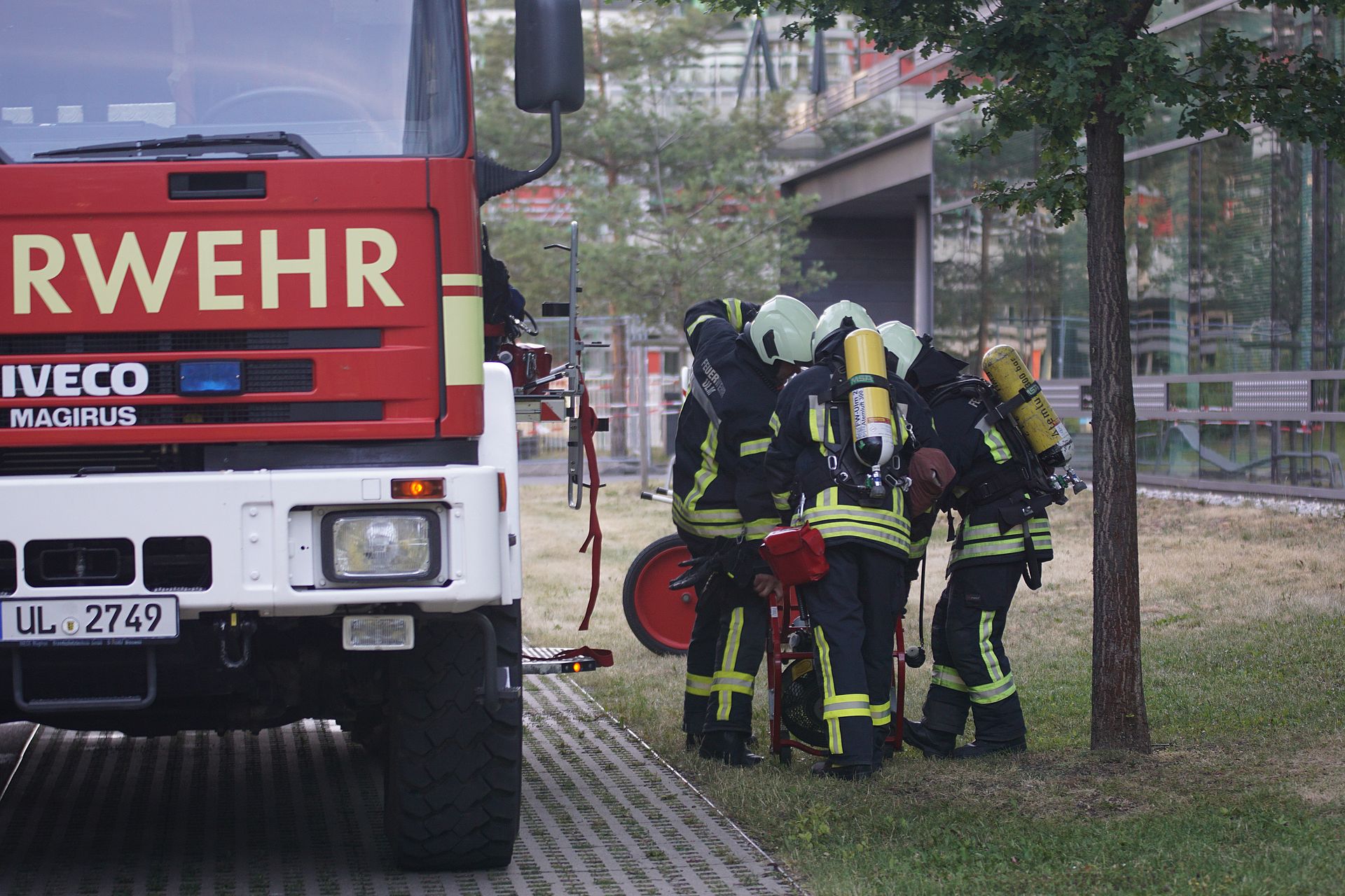 Feuerwehrhelfer bei einer Übung