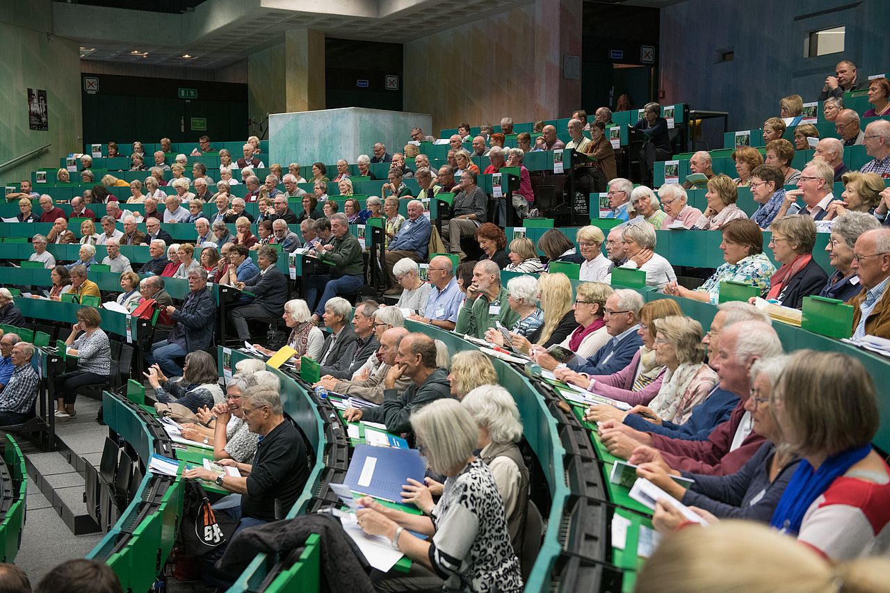 vollbesetzter Hörsaal bei der Herbstakademie