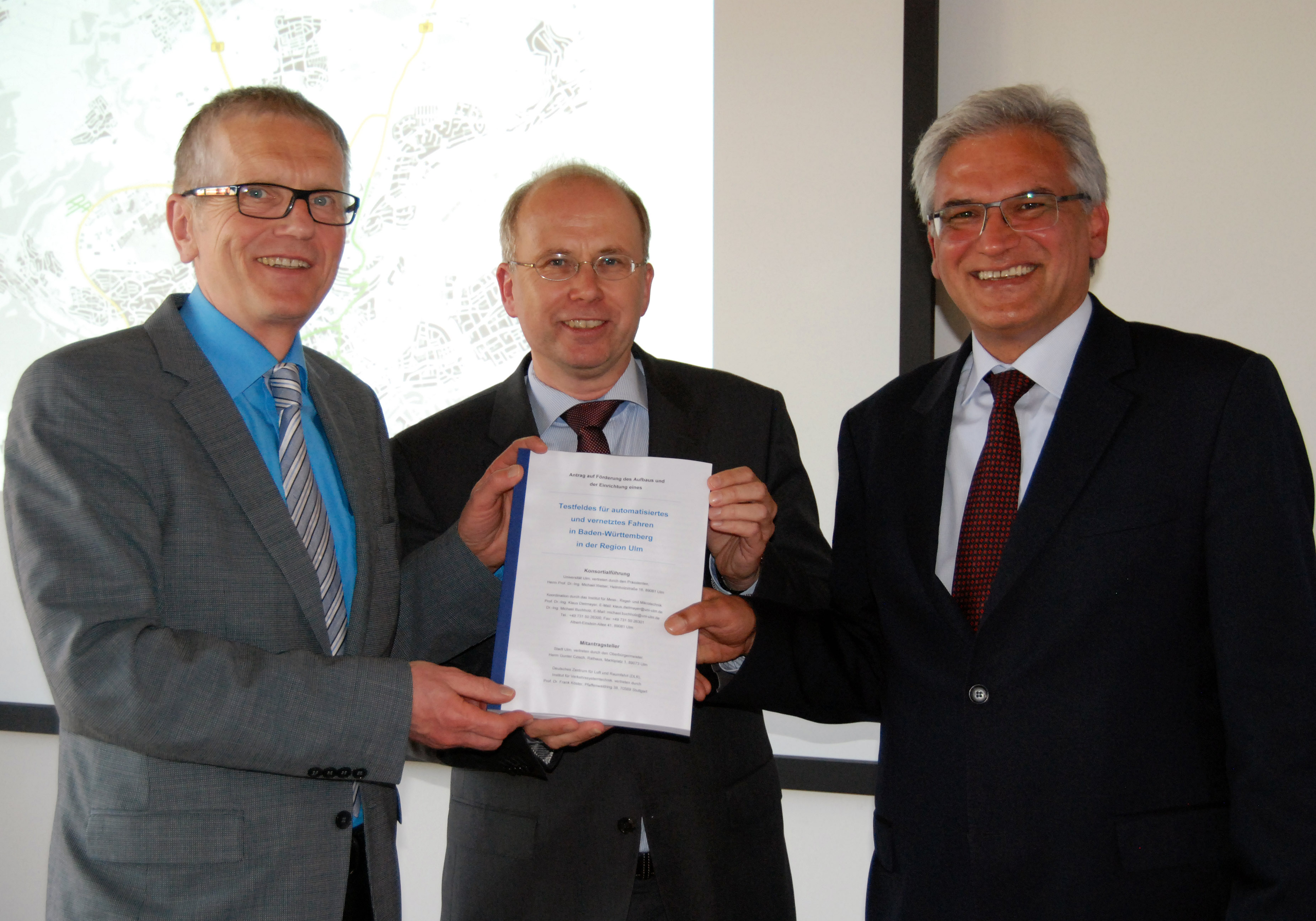 Otto Sälzle, Hauptgeschäftsführer der IHK Ulm, Prof. Klaus Dietmayer und Oberbürgermeister Gunter Czisch präsentieren den gemeinsamen Antrag