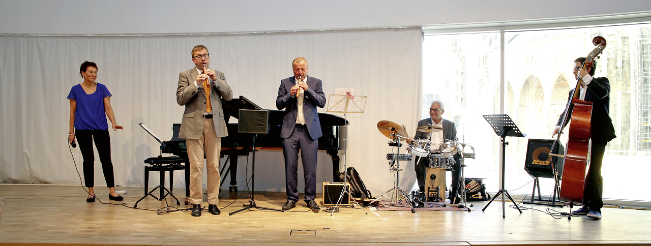 Prof. Manfred Spitzer (Mitte) sorgte selbst für die musikalische Umrahmung der Jubiläumsfeier. Unterstützt wurde er von (v.l.) Jenny Döring, Prof. Thomas Kammer,Ulms Oberbürgermeister Gunter Czisch am Schlagzeug und Sebastian Kühn (Foto: Uniklinik)