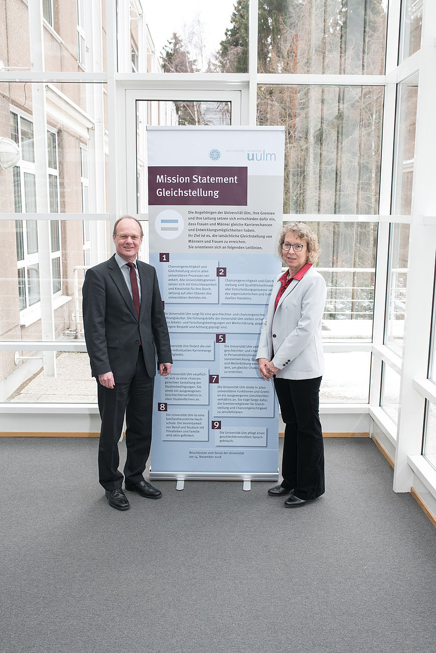 Universitätspräsident Prof. Michael Weber und die Gleichstellungsbeauftragte Prof. Susanne Biundo-Stephan präsentieren das Mission Statement Gleichstellung der Uni Ulm