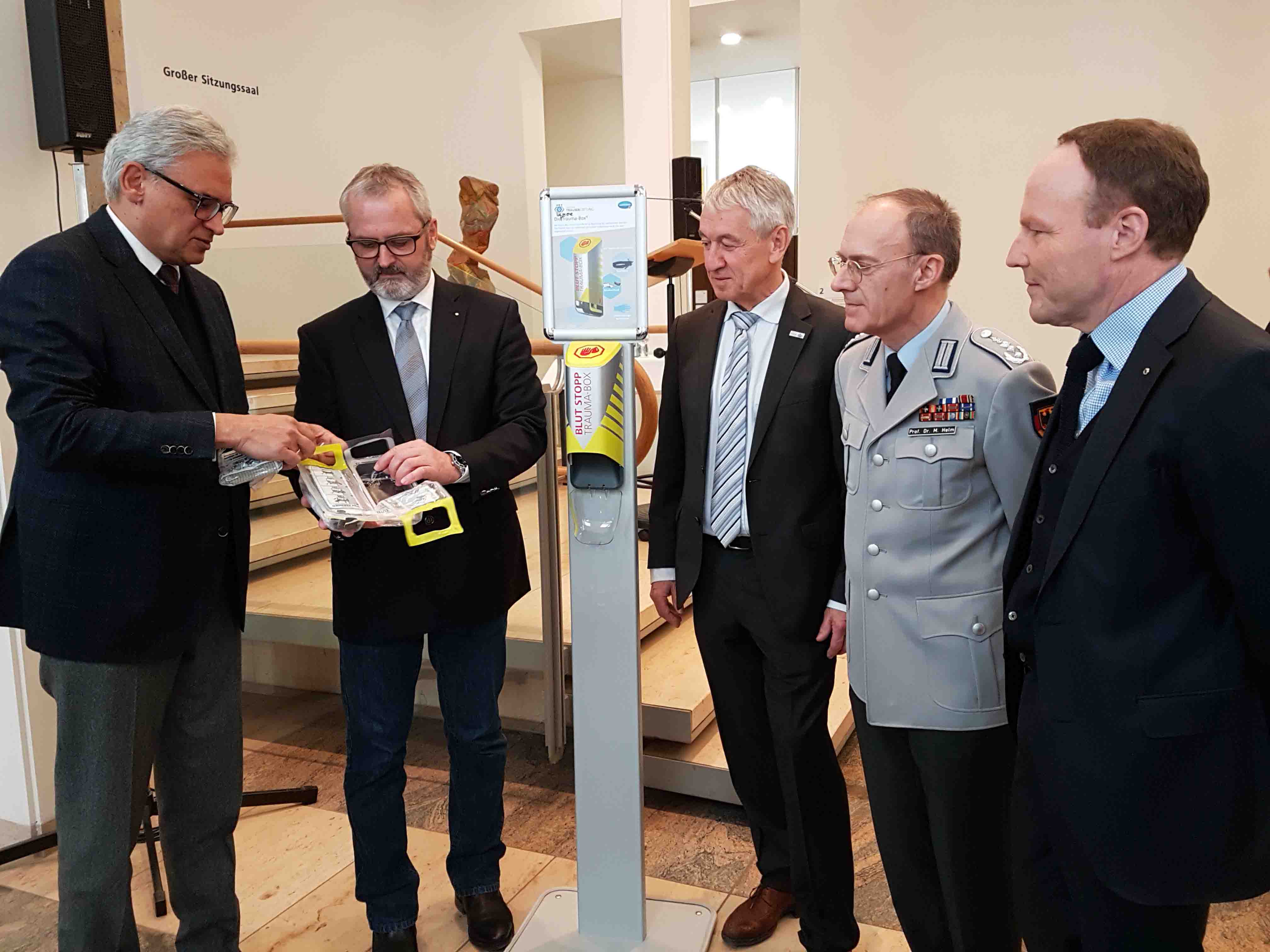 (v.l.) Gunter Czisch, Prof. Florian Gebhard, Prof. Thomas Wirth, Oberstarzt Prof. Matthias Helm und Claus Martini