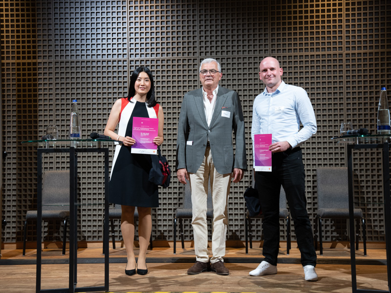 Prof. Meurer (Mitte) ehrt Dr. Sarah Kim-Hellmuth und Dr. Konstantin Sparrer 