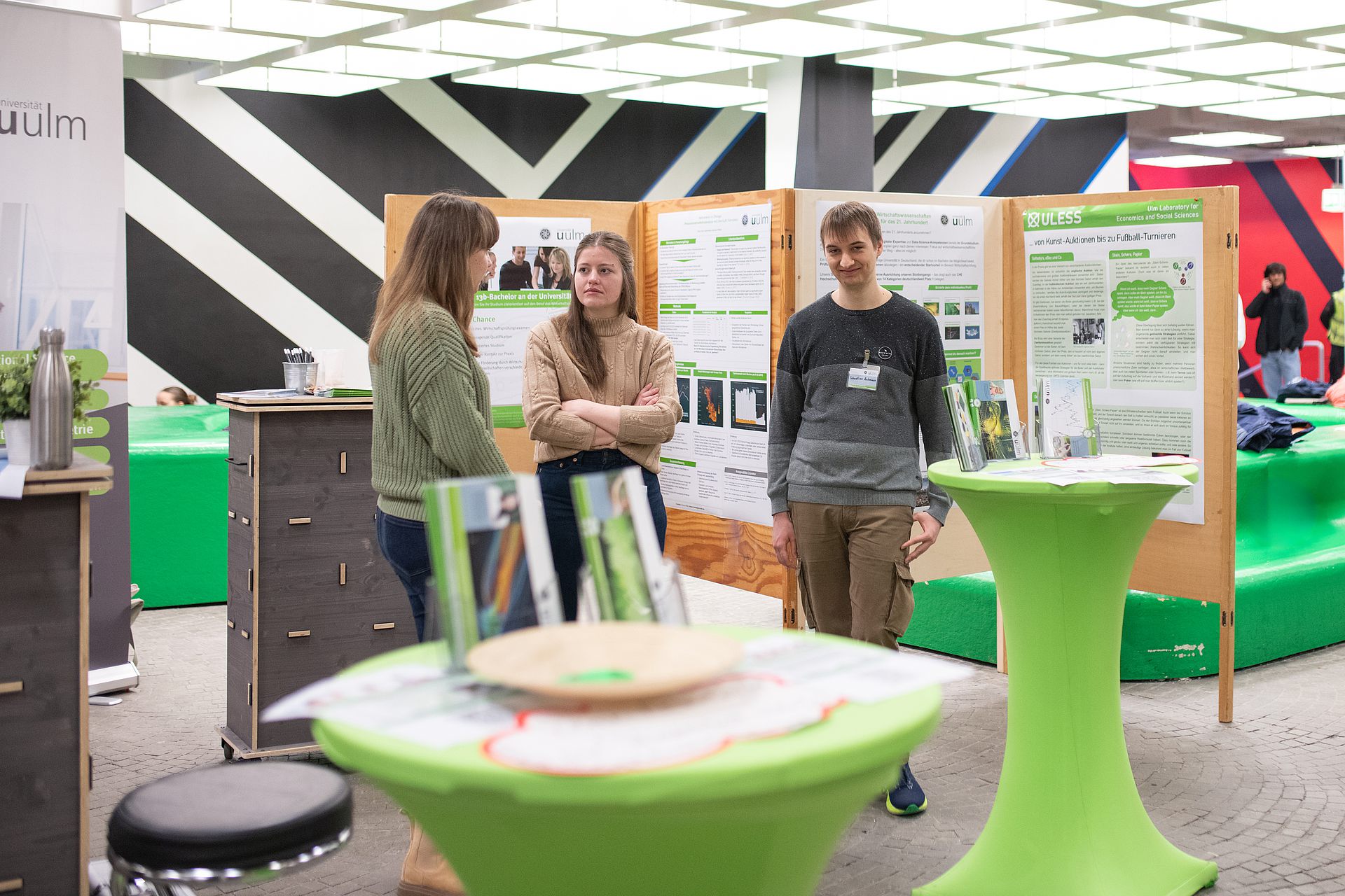 Information stand with students and pupils at the study information day at Ulm University 