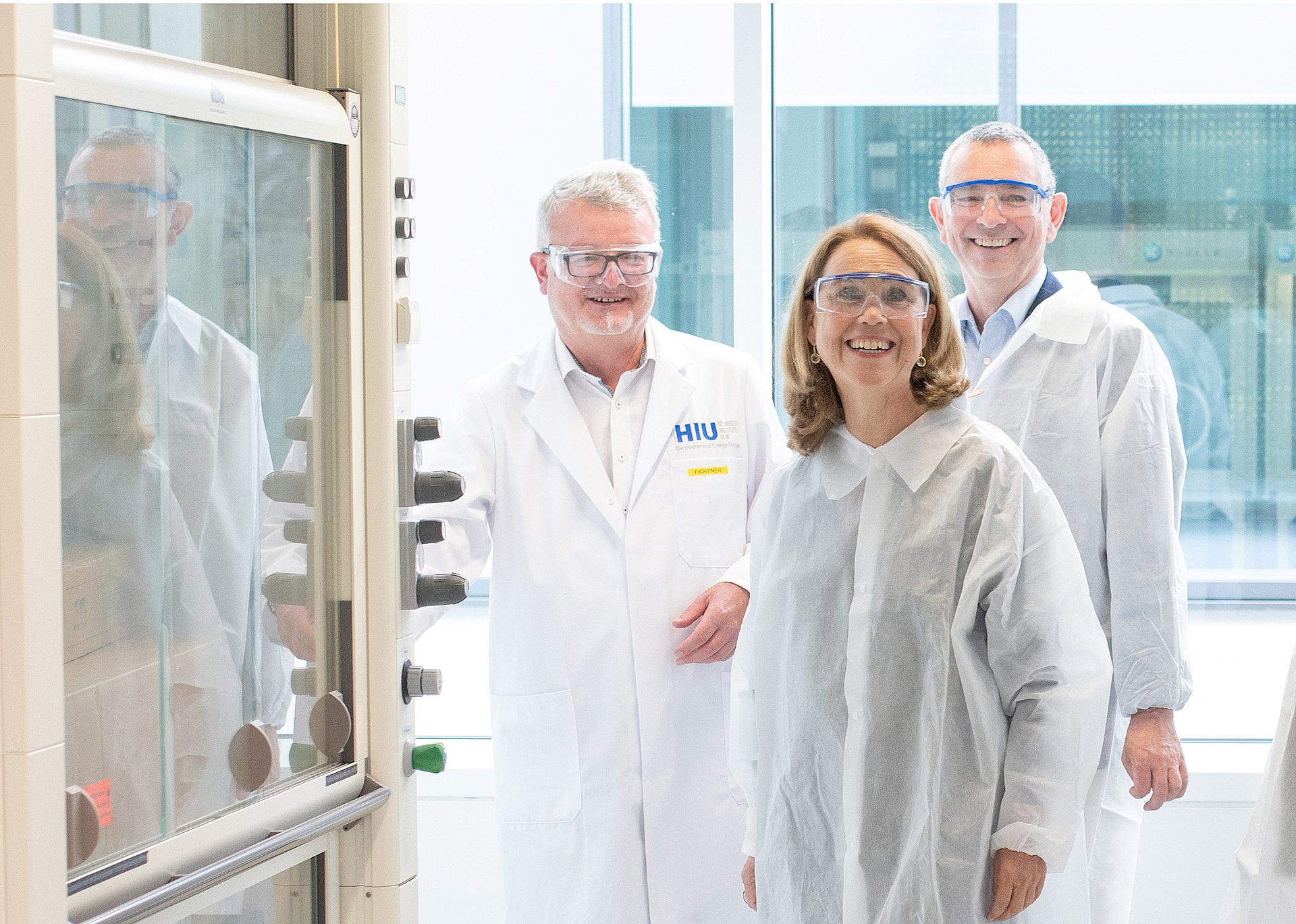 Minister Petra Olschowski enters a laboratory with researchers