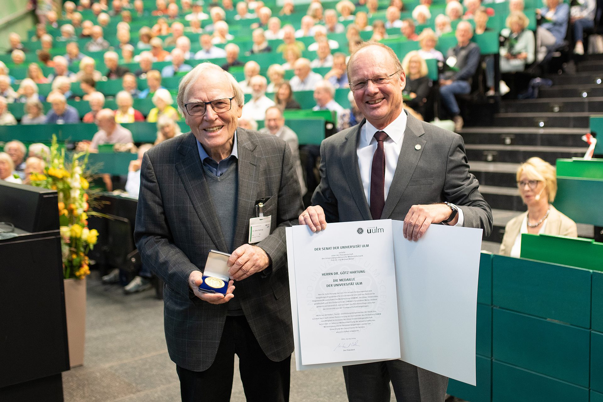 Dr Götz Hartung receives the medal of the University of Ulm 