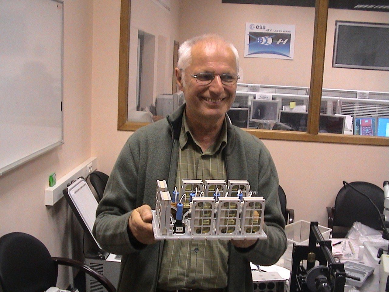 Prof. Eberhard Horn mit Mini-Aquarien