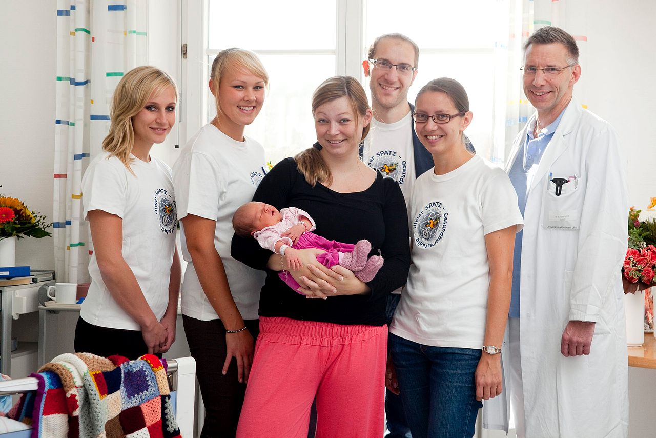 Gruppenbild von Forschenden der Uni Ulm und Eltern Neugeborener
