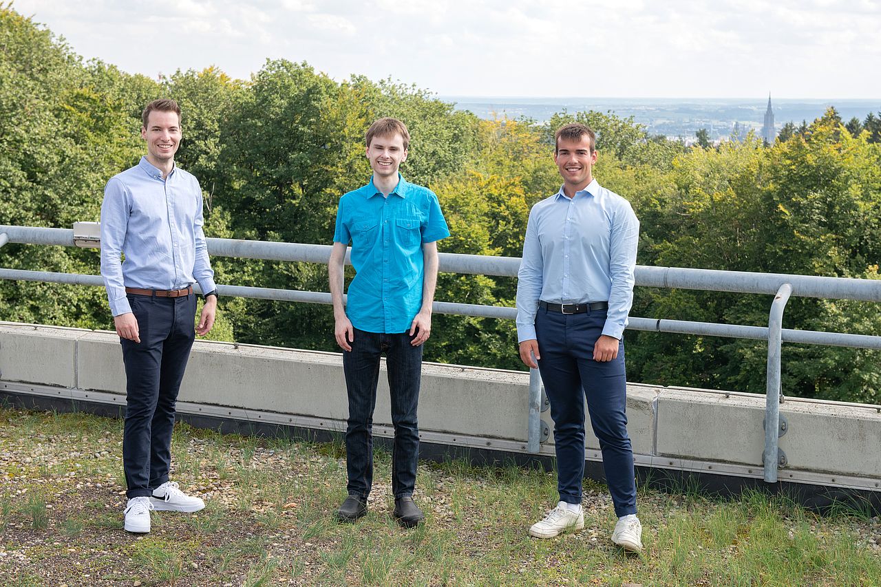 Gruppenbild des studentischen Teams hinter »The Social Engineer«