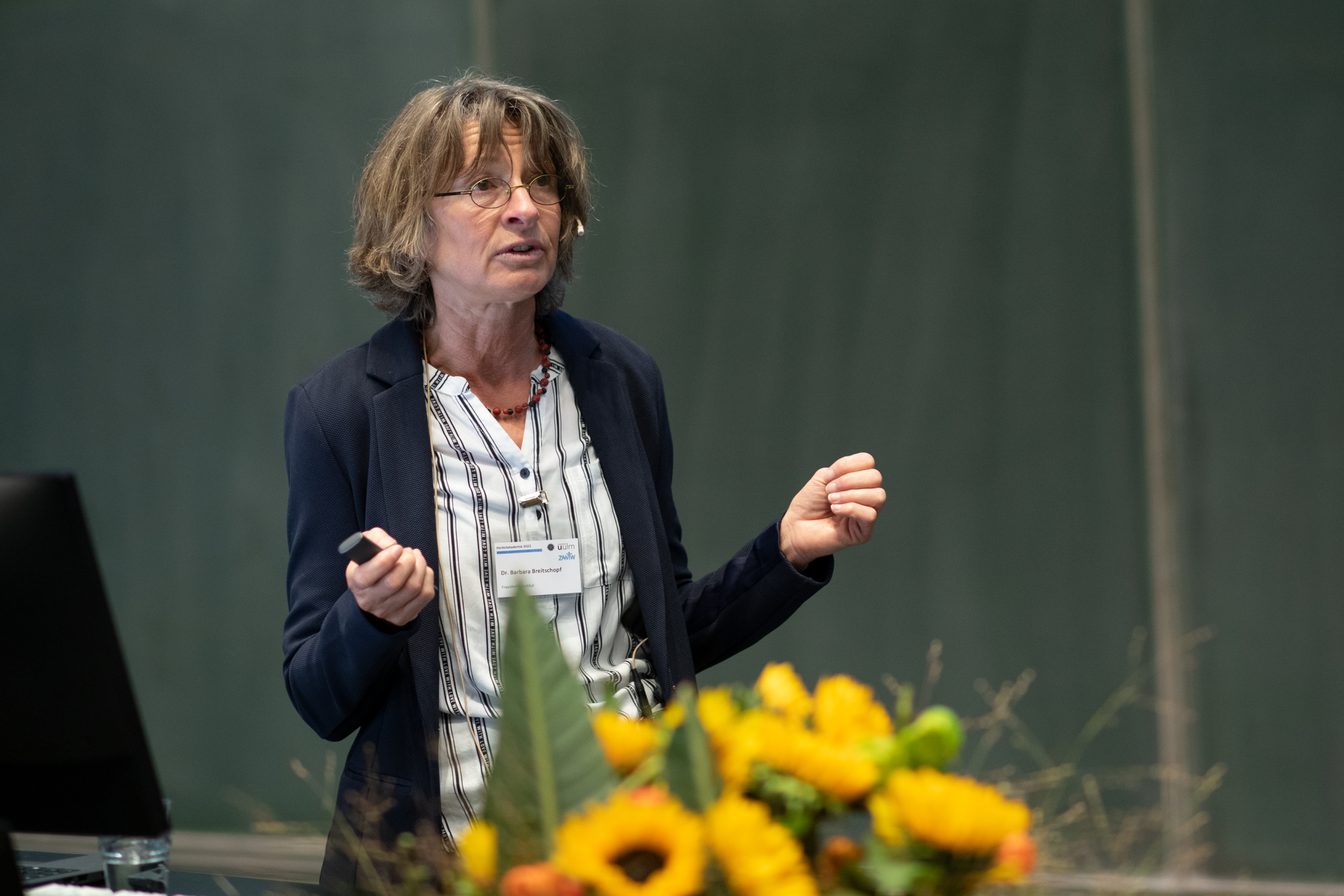 Frau hält Vortrag