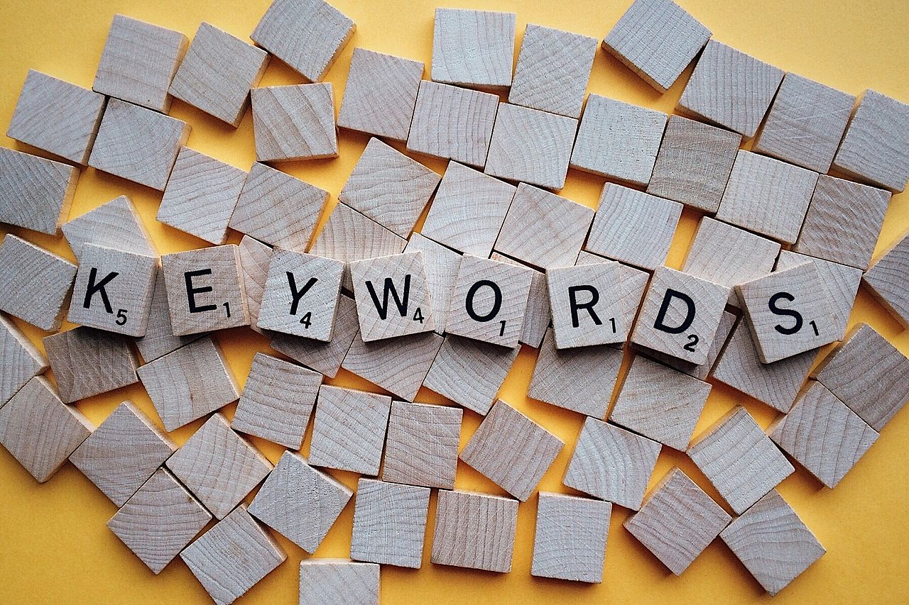 Das Wort Keywords aus Scrabble-Buchstaben gelegt als Symbolbild für Keywords auf barrierefreien Webseiten