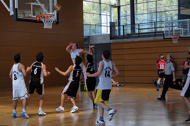 Basketballspiel beim Hochschulsport der Uni Ulm
