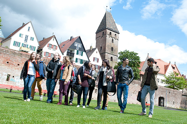Studierendengruppe vor der Stadtmauer in Ulm