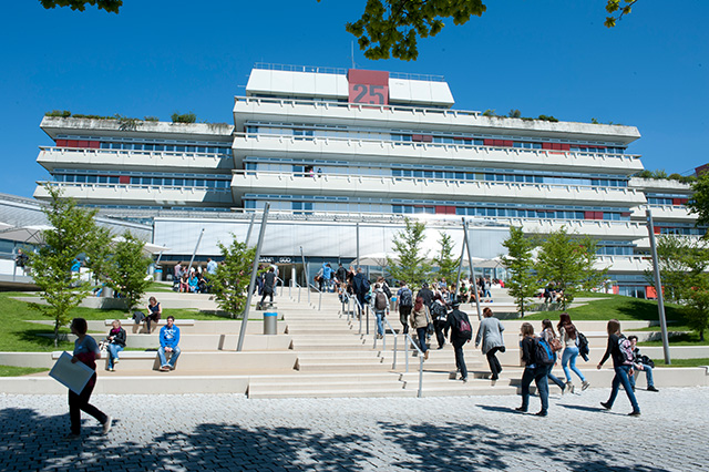 Südeingang der Uni Ulm mit Studierenden
