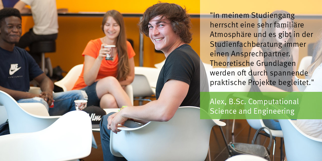 Mehrere Studierende sitzen in der Cafeteria. Ein Student blickt lächelnd in die Kamera. 