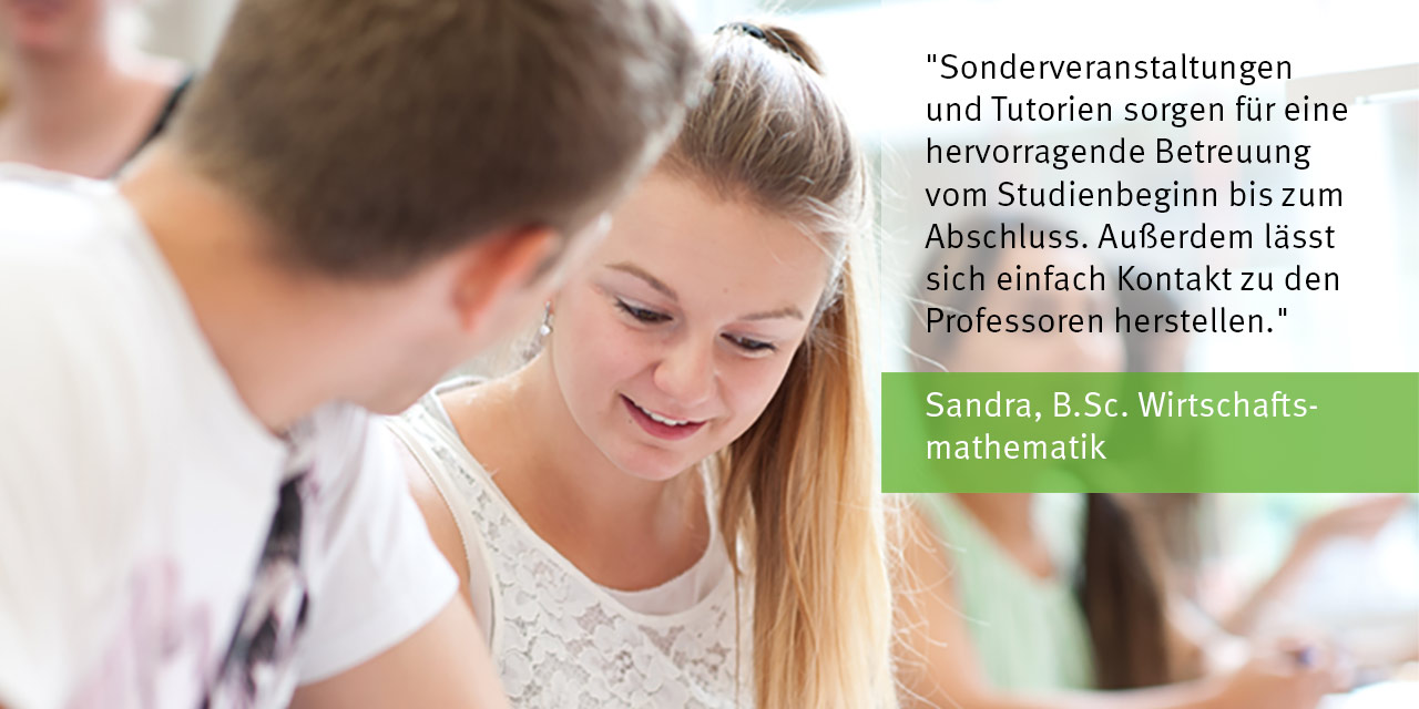 Ein Student im Vordergrund. Man sieht nur den Hinterkopf. Daneben eine Studentin mit langen blonden Haaren zu einem Pferdeschwanz zusammengebunden. Beide sitzen an einem Tisch und schauen in die Bücher. Man sieht nur die Oberkörper. 