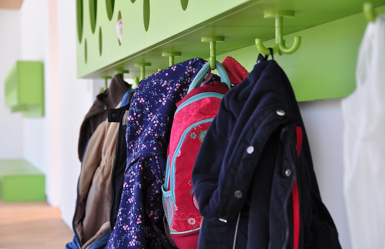 Kindergarderobe mit Mänteln in einem Kindergarten