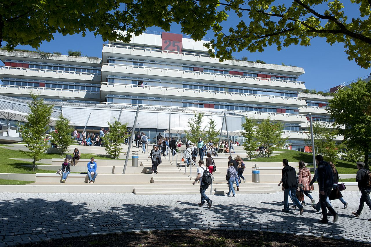 Der Eingang Süd der Uni Ulm - Das Bild verlinkt auf die Unterseite "Campus".