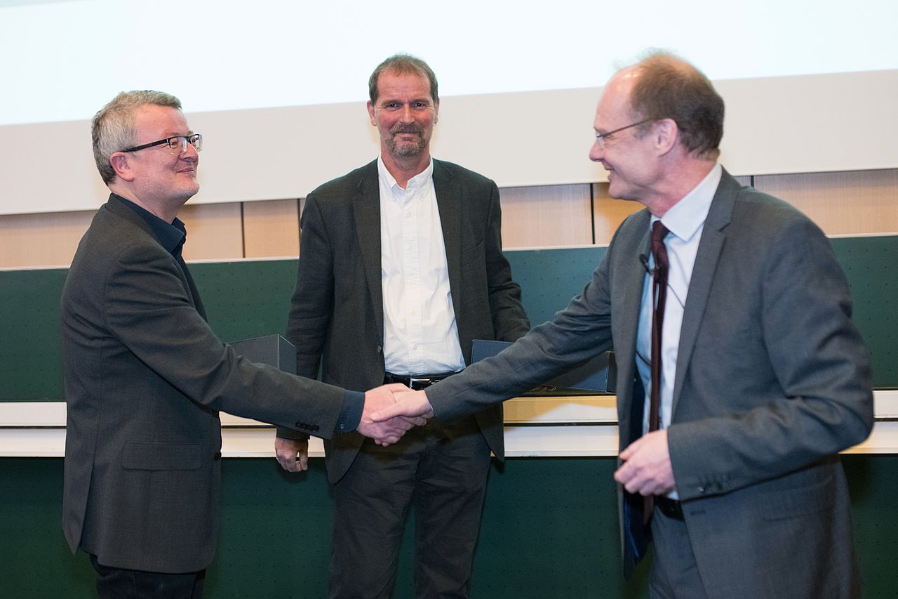 Der Präsident gratuliert zwei Professoren zur erfolgreichen Kooperation mit der Wirtschaft - Bild verlinkt auf eine Übersichtsseite der Partner der Uni Ulm