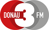 Das Logo des Radiosenders DONAU 3 FM zeigt drei überlappende Kreise in den Farben Rot, Weiß und Grau. Im linken roten Kreis steht in weißen Großbuchstaben das Wort 'DONAU', der mittlere weiße Kreis enthält eine große rote Ziffer '3', und im rechten grauen Kreis steht in weißen Großbuchstaben 'FM'. Die Gestaltung ist klar und kontrastreich.