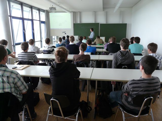 Standard: "Vortrag Prof. Dr. Lebiedz anlässlich Modellierungswoche 2012, Bild zeigt den Seminarraum mit Teilnehmer und Dozent"