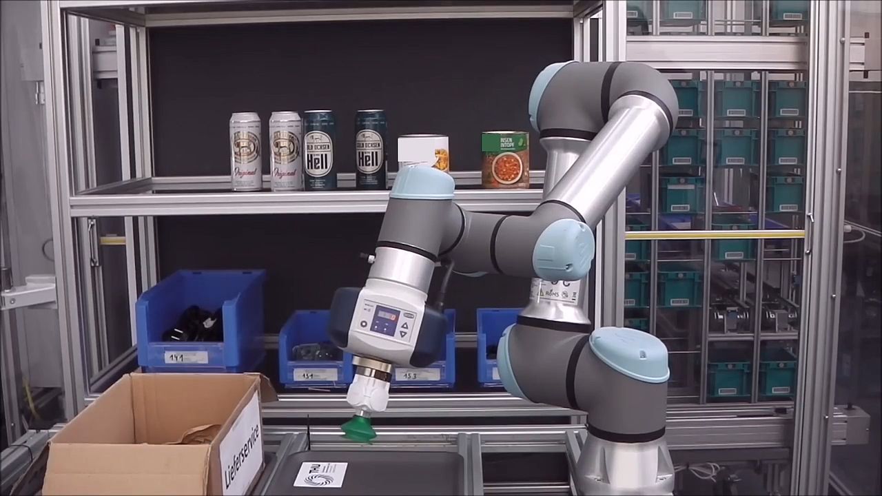Testumgebung Prototyp Roboterarm mit Warenregal
