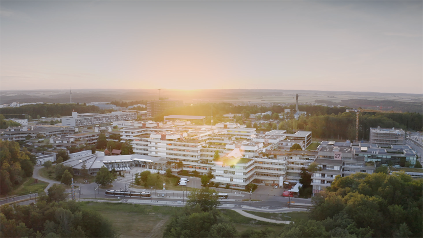 Studieren an der Uni Ulm (Imagefilm in voller Länge) Startbild zum Imagefilm. Verlinkt auf den Film ohne Untertitel.