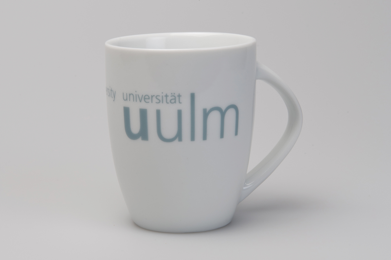 weiße Porzellantasse mit Uni-Logo