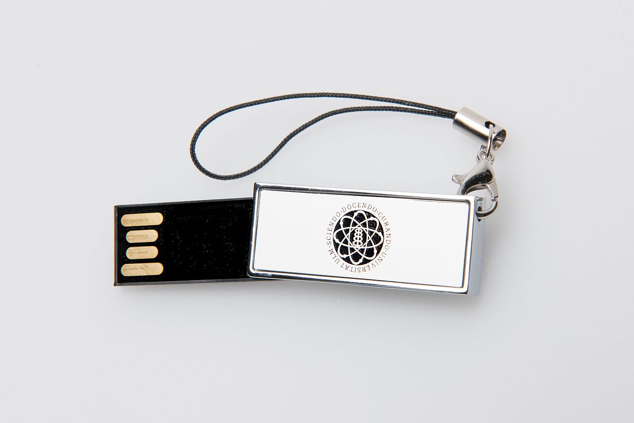 USB-Stick mit Uni-Logo, ausgeklappt