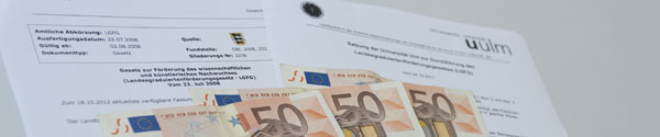 50- Euro-Scheine und Anträge für Stipendien