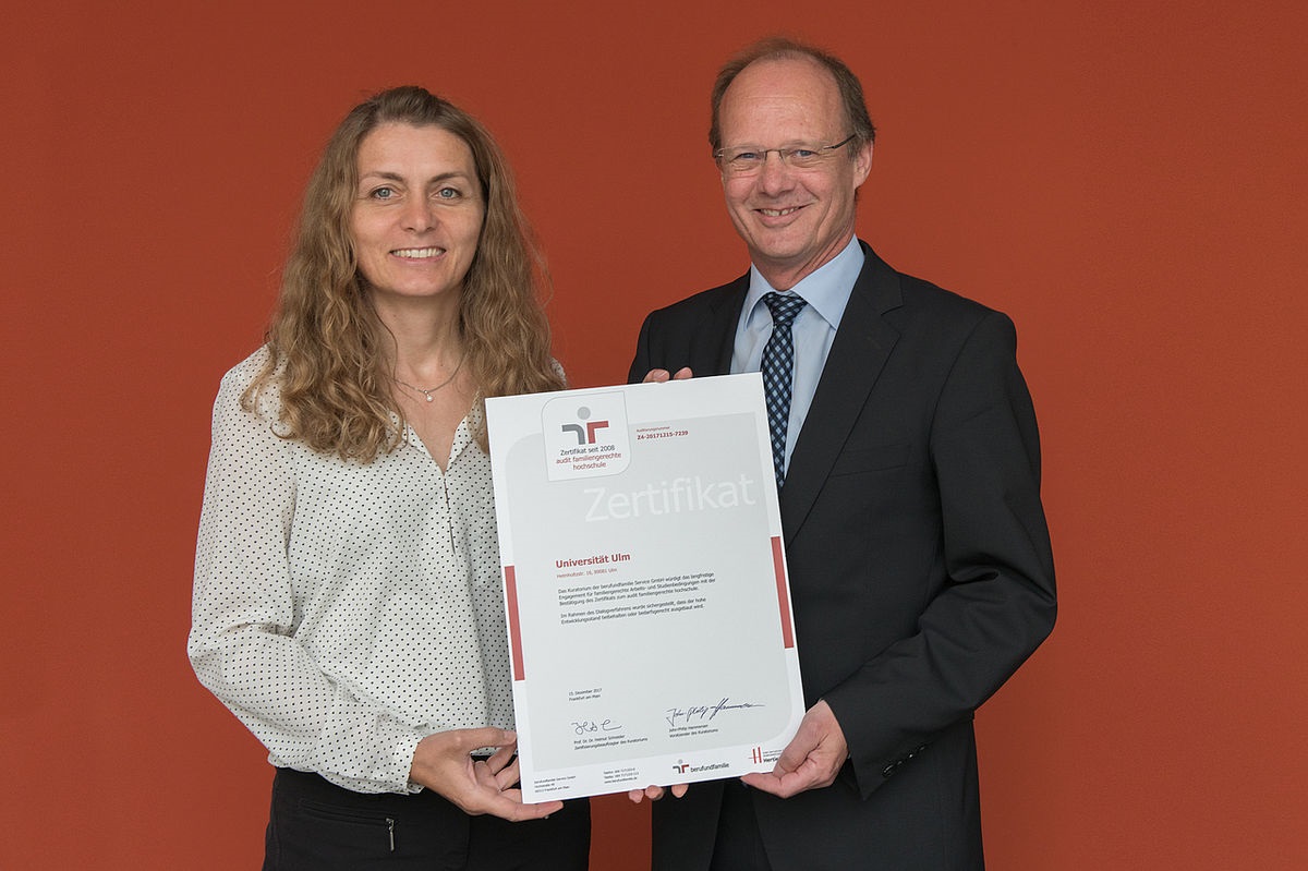 audit-Projektleiterin Stöckle und Präsident Prof. Weber präsentieren die Zertifikatsurkunde