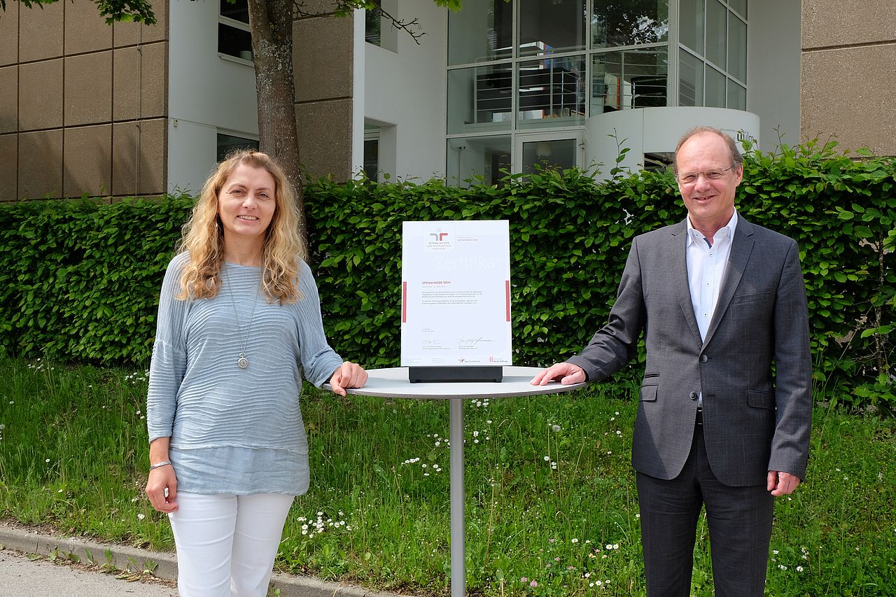 Foto Projektleitung und Präsident präsentieren Zertifikat 2021