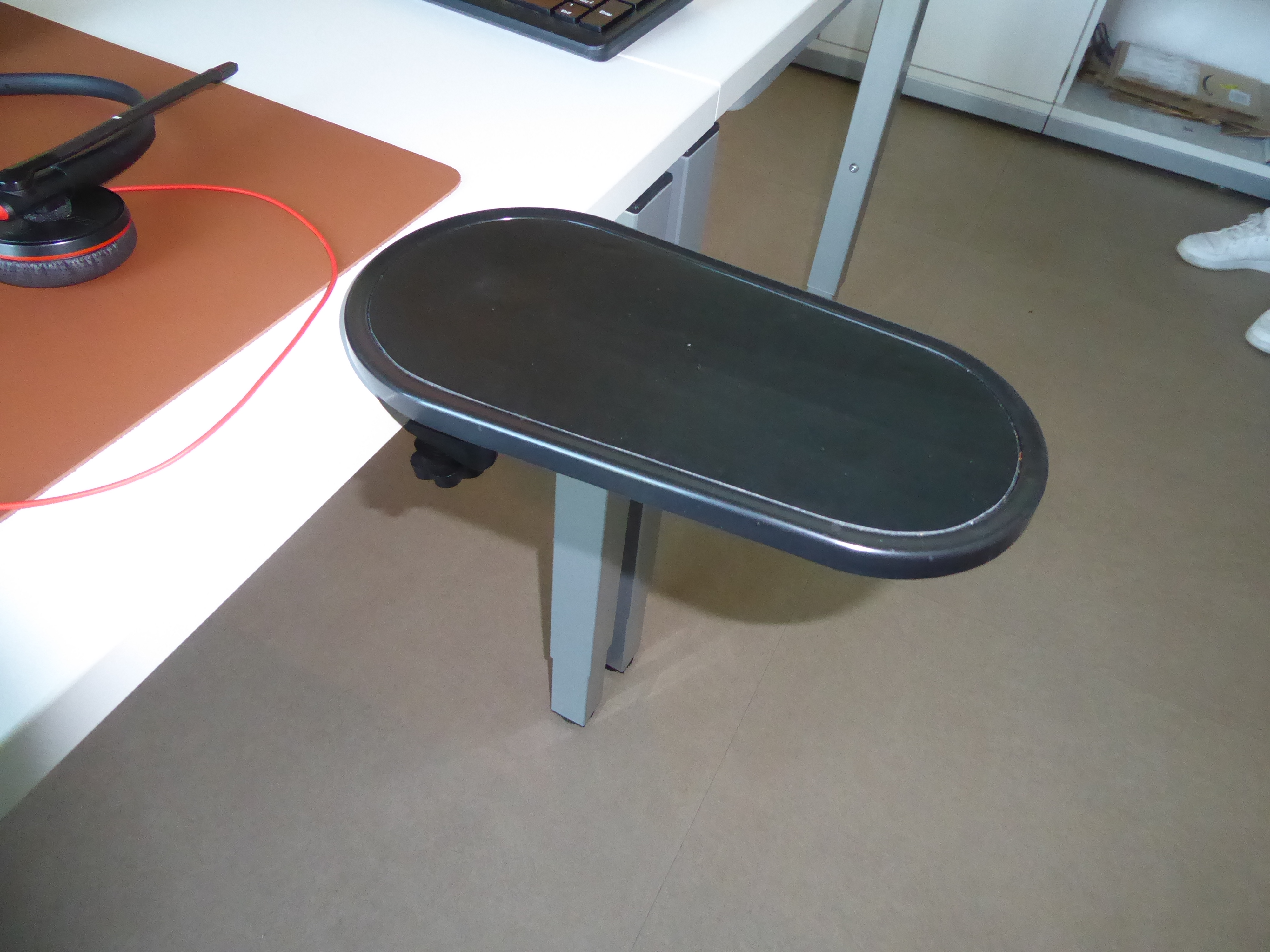schwarze Armlehne an einem Tisch befestigt