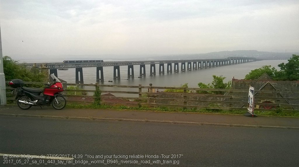 2017_05_27_sa_01_443_tay_rail_bridge_wormit_B946_riverside_road_with_train.jpg